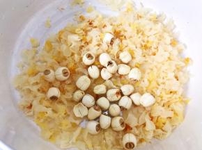 银耳泡发后用刀剁碎跟莲子一起放入汤锅里