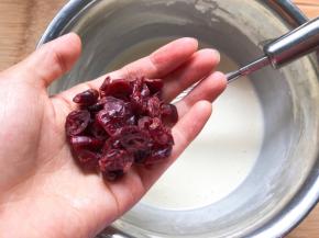 放入蔓越莓拌匀
