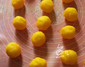 蒸糊糊的时候，将之前做的奶黄馅25克一个，搓成小圆球