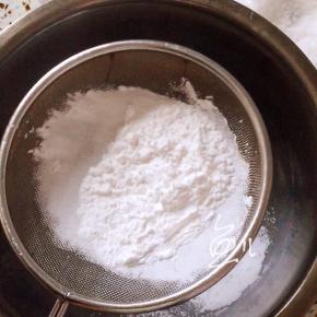 将澄面筛入盆中