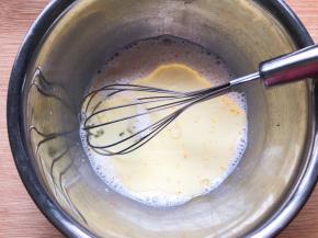 加入玉米油搅拌均匀