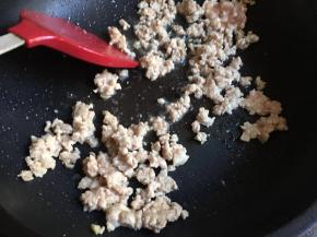 起锅热油，倒入肉末翻炒变色；