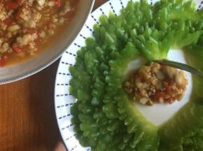 将炒好的肉末倒入心形空白处即可。