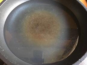 起锅倒入适量清水，水开倒入适量盐、少许油；
