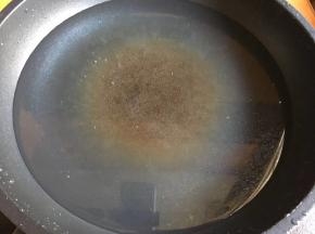 起锅倒入适量清水，水开倒入适量盐、少许油；