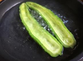 放入苦瓜煮至变色变软；