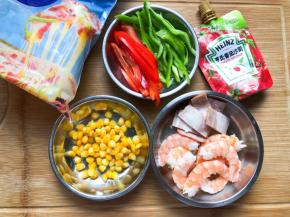 发酵的时候准备好食材，玉米煮熟，虾仁去头去虾线煮至变色就捞出，培根切成小片，红椒青椒切成丝