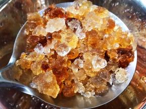 桃胶泡发后去除杂质