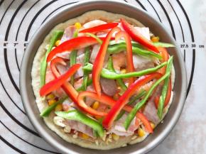 放上培根和青红椒