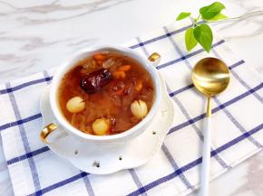 银耳桃胶皂角米羹完成