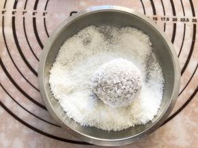 趁热裹上椰蓉即可