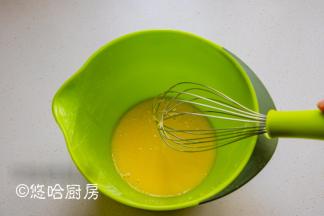 蛋清、蛋黄分开至2个无油无水、干净的容器中，蛋黄中放入玉米油，用手抽搅拌至乳化状态。