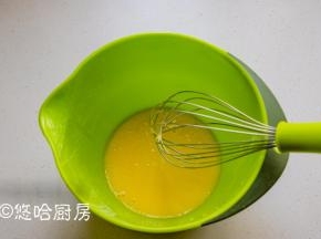 蛋清、蛋黄分开至2个无油无水、干净的容器中，蛋黄中放入玉米油，用手抽搅拌至乳化状态。