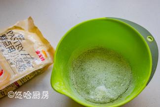 加入清水搅匀，筛入低粉、抹茶粉。蛋糕粉最好要过筛，一是避免面粉结块，二是让面粉蓬松，蛋糕体口感松软。金龙鱼蛋糕粉筋性低，做出的蛋糕口感松软。