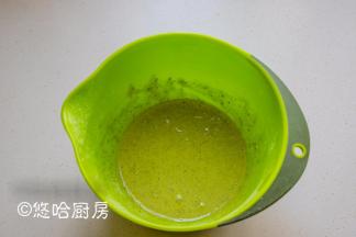 用手抽上下翻拌均匀，蛋黄糊放置一边待用。