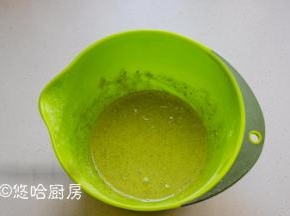 用手抽上下翻拌均匀，蛋黄糊放置一边待用。