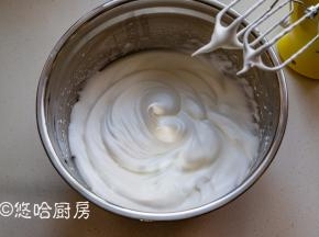 用电动打蛋器一直将蛋清打出小弯钩状态。