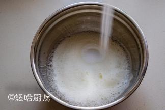 烤箱以上火180度、下火160度预热，蛋清先用打蛋器打出泡沫，一次性加入白砂糖。