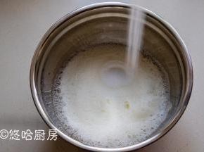 烤箱以上火180度、下火160度预热，蛋清先用打蛋器打出泡沫，一次性加入白砂糖。