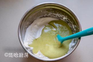 拌匀的蛋黄糊倒回余下的蛋白霜中，继续翻拌均匀。