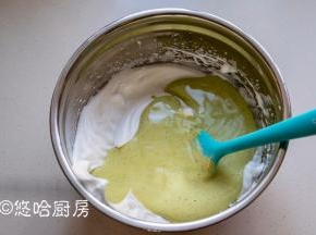 拌匀的蛋黄糊倒回余下的蛋白霜中，继续翻拌均匀。