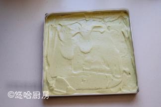 方形烤盘中提前铺好油布，将拌匀的蛋糕糊倒入烤盘中，将面糊表面大致刮平即可。