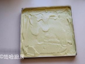方形烤盘中提前铺好油布，将拌匀的蛋糕糊倒入烤盘中，将面糊表面大致刮平即可。