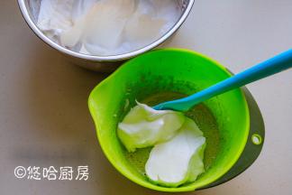 取1/3蛋白霜至蛋黄糊中，上下翻拌均匀。