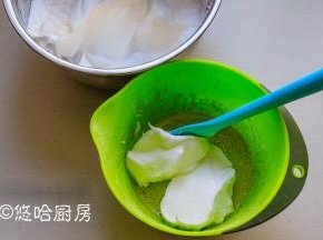 取1/3蛋白霜至蛋黄糊中，上下翻拌均匀。