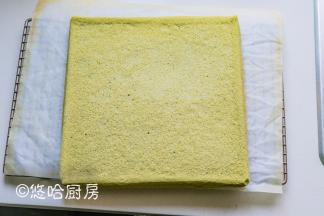 到时间后取出烤盘，倒扣在铺好油纸或油布的网架上，趁热撕掉蛋糕四周的油布，将蛋糕放凉。