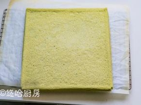 到时间后取出烤盘，倒扣在铺好油纸或油布的网架上，趁热撕掉蛋糕四周的油布，将蛋糕放凉。