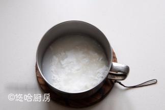 蛋糕烘烤的时候做白玉水晶皮，冰皮月饼预拌粉中冲入沸水，最好是边倒热水边用筷子搅拌，搅拌成团后放凉。