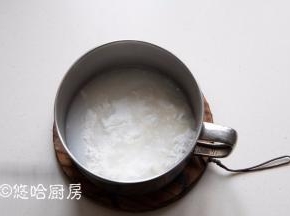 蛋糕烘烤的时候做白玉水晶皮，冰皮月饼预拌粉中冲入沸水，最好是边倒热水边用筷子搅拌，搅拌成团后放凉。