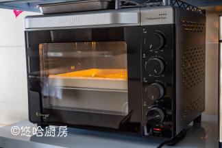 烤盘放入以预热到位的烤箱中下层，烘烤20分钟。