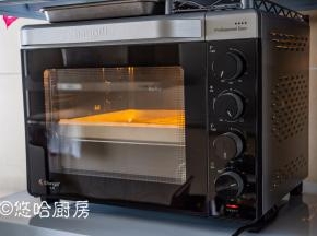 烤盘放入以预热到位的烤箱中下层，烘烤20分钟。