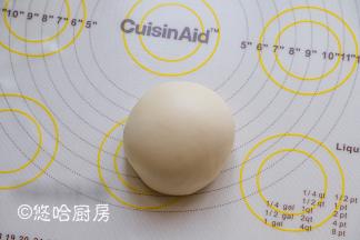 揉好的水晶面团非常有韧性，用保鲜膜包好待用。