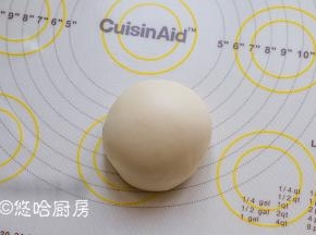 揉好的水晶面团非常有韧性，用保鲜膜包好待用。