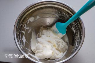 淡奶油中放入20克白糖，用打蛋器打至浓稠不流动的状态即可。