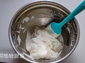 淡奶油中放入20克白糖，用打蛋器打至浓稠不流动的状态即可。