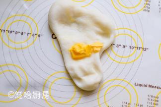 面团放至手温后，戴一次性手套揉水晶面团，揉至光滑的时候加入5克黄油继续揉。
