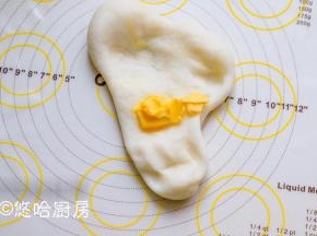 面团放至手温后，戴一次性手套揉水晶面团，揉至光滑的时候加入5克黄油继续揉。