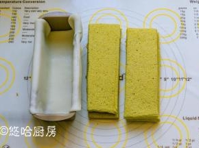 把蛋糕切成和模具差不多长度、宽窄的4条。