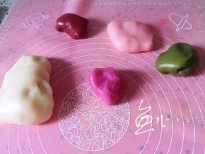 可以取少许和果蔬粉一起揉成不同颜色的面团