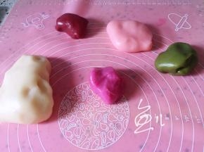 可以取少许和果蔬粉一起揉成不同颜色的面团
