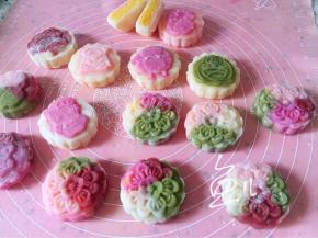 这些月饼压制的时候，是用的熟糯米粉防粘