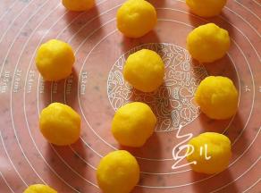 25克一个搓成小圆球备用即可