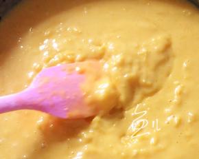 倒入面糊，慢慢搅拌以免煳锅底