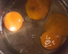 鸡蛋打入盆中