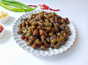 螺蛳要经过无数次的搓洗，保证每一颗螺干净、无沙。