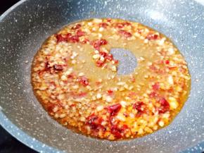 热锅凉油下姜蒜末、豆瓣酱炒香。
